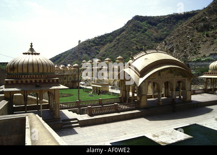 Vista di Galta Kund tempio complesso settecentesco sito religioso 10km ad est di Jaipur India Rajasthan Foto Stock