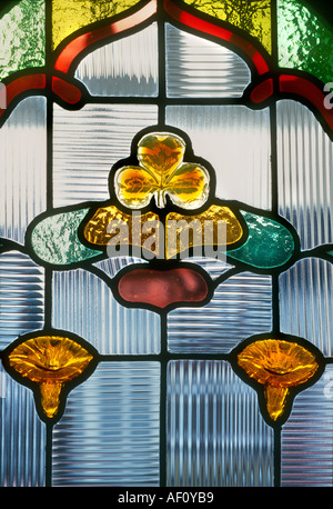 Chiudere il pannello della porta anteriore di motivi decorativi in vetro colorato in stile Art Nouveau alloggiamento britannico London Foto Stock