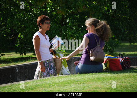 Donne che si rilassano, Royal Botanical Gardens, Kew, London Borough of Richmond Upon Thames, Greater London, England, United Kingdom Foto Stock