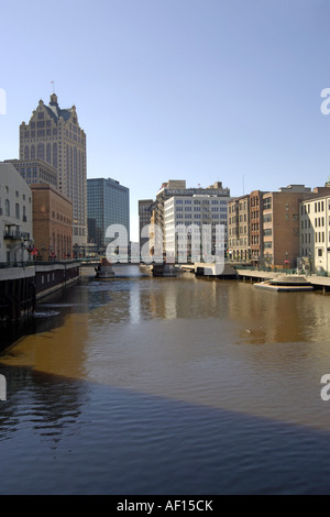 Downtown Milwaukee diviso a metà dal fiume Milwaukee Wisconsin WI Foto Stock