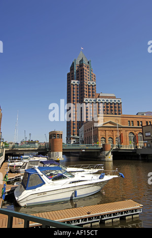 Downtown Milwaukee diviso a metà dal fiume Milwaukee Wisconsin WI Foto Stock