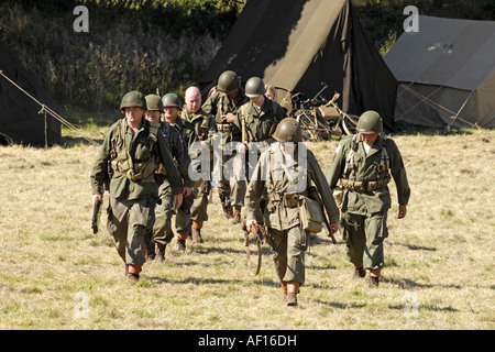 Gli uomini in una nuova promulgazione gruppo vestito come un USArmy soldati di fanteria Foto Stock