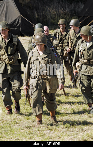 Gli uomini in una nuova promulgazione gruppo vestito come un USArmy soldati di fanteria Foto Stock