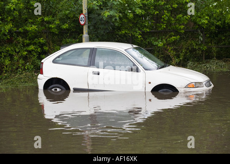 Le acque di esondazione & sunken auto in Stroud durante le difficili condizioni atmosferiche di giugno 2007, REGNO UNITO Foto Stock