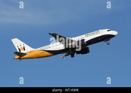 La Monarch Airlines Airbus A320 alla partenza Foto Stock