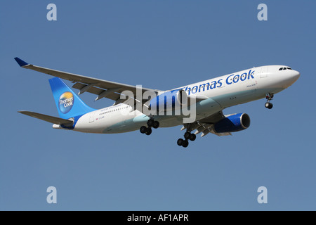 Thomas Cook Airlines Airbus A330-200 long haul jet del passeggero aereo sulla rotta di avvicinamento Foto Stock