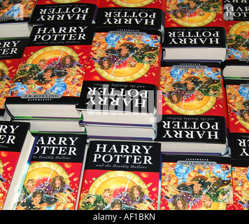 Pila di nuovi libri di Harry Potter, W.H.Smith, Staines-upon-Thames, Surrey, England, Regno Unito Foto Stock