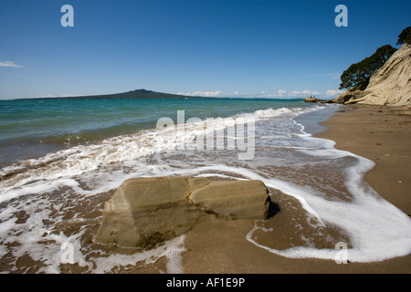 Vista di Rangitoto isola dal collo stretto Beach, Nuova Zelanda Foto Stock