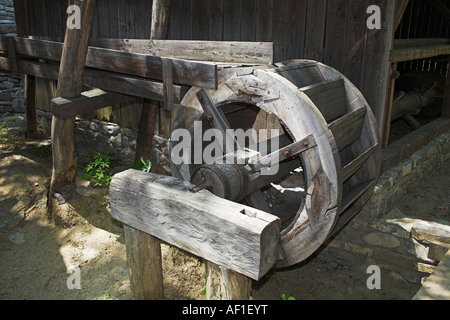 Ruota di acqua, Muzeul National al Satului Dimitrie Gusti, Etnografico Museo del villaggio, Bucarest, Romania Foto Stock