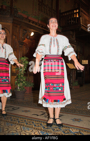 Ballerino femminile nazionale in costume, Caru cu Bere Ristorante, Str Stavropoleos, Bucarest, Romania Foto Stock