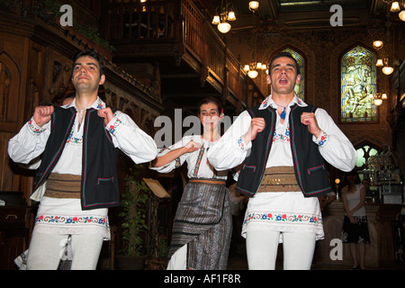 Ballerini in costume nazionale, Caru cu Bere Ristorante, Str Stavropoleos, Bucarest, Romania Foto Stock