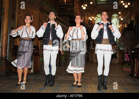 Ballerini in costume nazionale, Caru cu Bere Ristorante, Str Stavropoleos, Bucarest, Romania Foto Stock