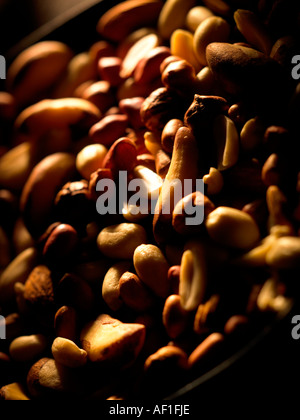 Paesaggio colpo di vari dadi inclusi arachidi noci del Brasile nocciole mandorle Foto Stock