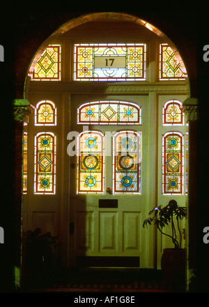 Victorian colorate in vetro porta anteriore di notte alloggiamento britannico London Foto Stock
