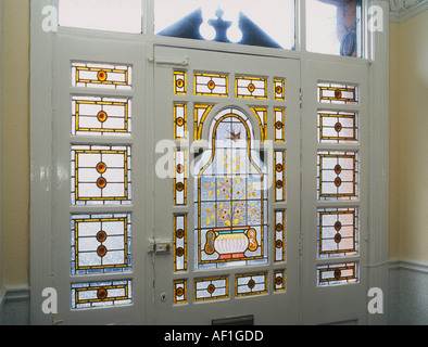 Edwardian decorativo in vetro colorato porta anteriore presa dall'interno guardando fuori sede britannica di Londra Foto Stock