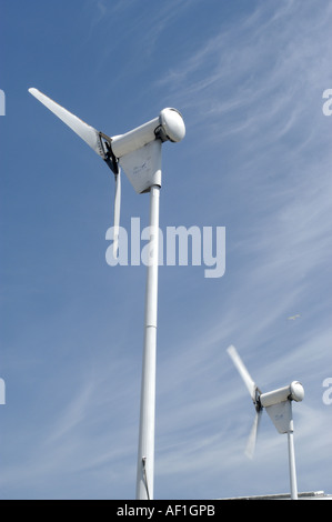 Micro turbine eoliche al di fuori del National Marine Aquarium Plymouth Devon England Foto Stock