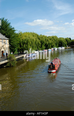 Canal chiatte e battelli sul Fiume Great Ouse Ely Cambridgeshire Inghilterra Foto Stock