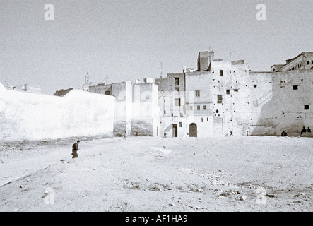 Urban street scene in Fez el Bali in Marocco nel Maghreb in Nord Africa Sahara. Reportage di Viaggio paesaggio moresco di Fes Foto Stock