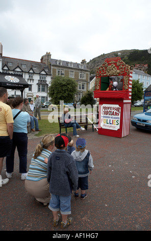 I bambini guardando un punzone e judy mostra gywnedd Llandudno North Wales UK Europa Foto Stock