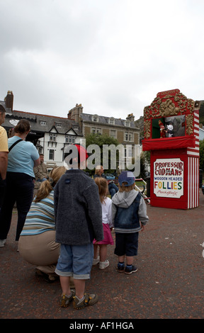 I bambini guardando un punzone e judy mostra gywnedd Llandudno North Wales UK Europa Foto Stock