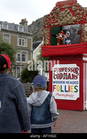 I bambini guardando un punzone e judy mostra gywnedd Llandudno North Wales UK Europa Foto Stock