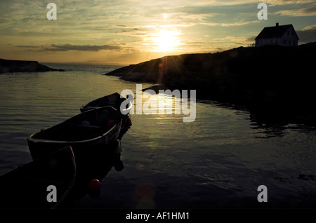 Barche da pesca al di ancoraggio nel piccolo villaggio di pescatori di Peggys Cove Nova Scotia al tramonto Foto Stock