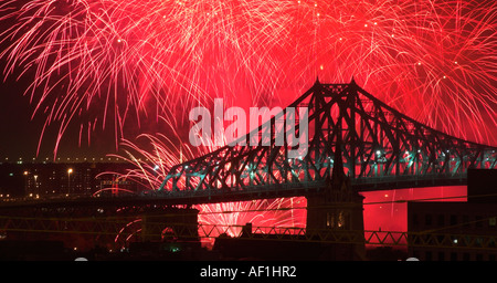 Montreal Harbour Bridge stagliano contro fuochi d'artificio dal Internazionale Competizione di fuochi d'artificio Foto Stock