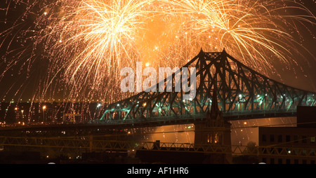 Montreal Harbour Bridge stagliano contro fuochi d'artificio dal Internazionale Competizione di fuochi d'artificio Foto Stock