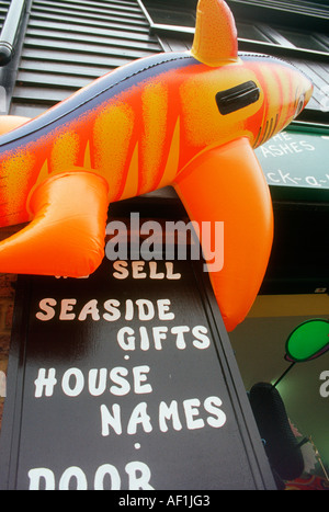 Un arancione Blow up squalo in una spiaggia shop in Hastings Sussex Foto Stock
