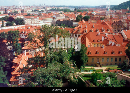 I tetti di Praga prese dal Castello Foto Stock