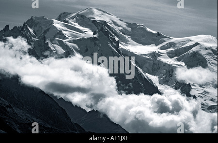 Le alpi di Chamonix si elevano al di sopra delle nuvole come si vede dal ghiacciaio le Tour nelle Alpi francesi Foto Stock