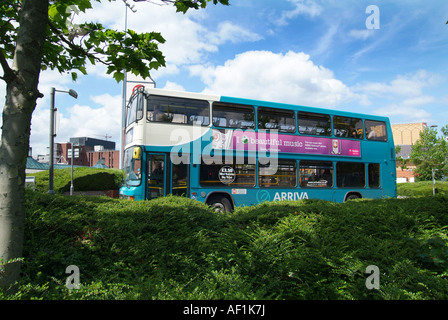 Lasciando Bus Metro di Leeds il trasporto passeggeri Interchange (stazione autobus) Leeds West Yorkshire, nell'Inghilterra del Nord. Foto Stock