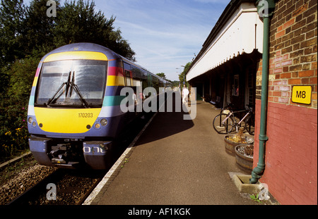 Una delle ferrovie (ora la National Express East Anglia) servizio passeggero arriva a Melton sulla East Suffolk linea di diramazione, UK. Foto Stock