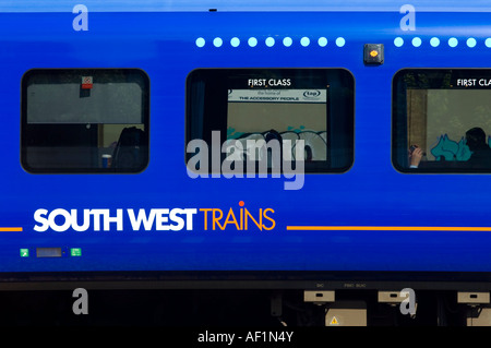 Il treno South West in piedi alla stazione di Surbiton Surrey in Inghilterra, Regno Unito Foto Stock