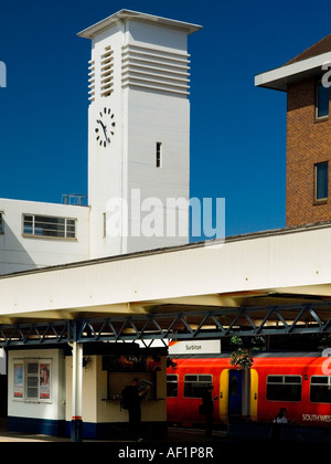 Il treno South West in piedi alla stazione di Surbiton Surrey in Inghilterra, Regno Unito Foto Stock