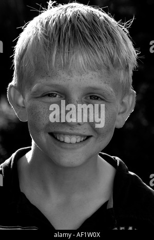 Ritratto in bianco e nero di un giovane ragazzo con capelli biondi e lentiggini Foto Stock