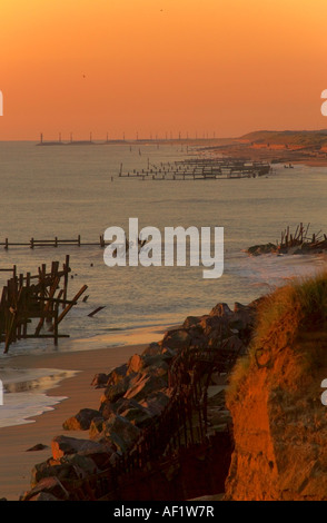 Resti di mare difese a Happisburgh beach Norfolk Foto Stock