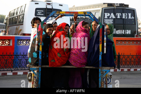 Femmine indiane che vanno a lavorare dietro di chakda - moto rickshaw taxi, Diu, Gujarat, India Foto Stock