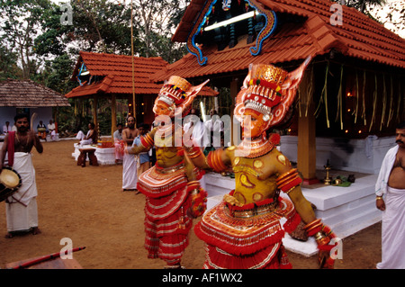 THEYYAM la danza rituale FORMA DI KERALA Foto Stock