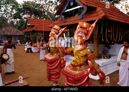 THEYYAM la danza rituale FORMA DI KERALA Foto Stock