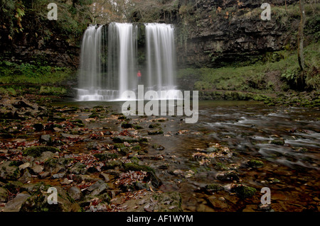 Gli escursionisti a piedi dietro Sgwd yr Eira cascata Galles autunno Foto Stock