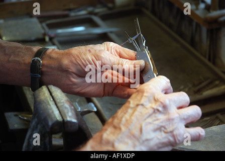 Mani di Stan Shaw, Cutler, tenendo il coltello da pesca Foto Stock