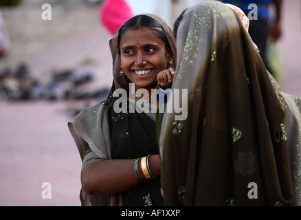 Due femmine indiane che indossano sari corrispondenti fuori del tempio di Dwarkdhish, Dwarka, Gujarat, India Foto Stock