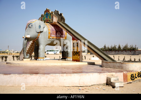 Elefante di pietra con scivolo nel parco giochi indiano per bambini a Coast, Portandar, Gujarat, India Foto Stock