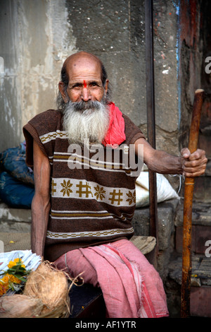 Indiano maschio che vende articoli/offerte di puja, Nasik, India Foto Stock