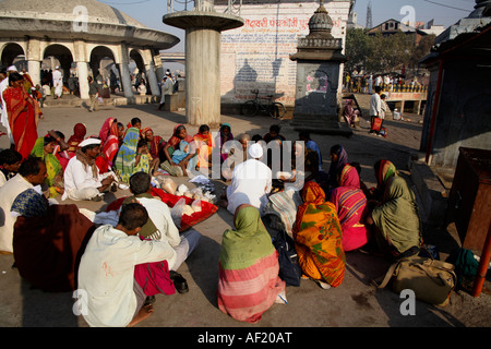 indù indiani alla cerimonia del terahvin puja si è esibita il 13° giorno del lutto di un parente vicino, Ramkund, Nasik, Maharashtra, India Foto Stock