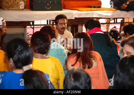 Sacerdote che conduce un Upanayana (cerimonia del filo) per il giovane uomo indù che sta per sposarsi, Pune India Foto Stock