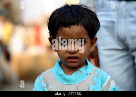 Giovani indiani bambino presso la stazione ferroviaria di Pune, India Foto Stock