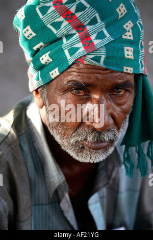 Ritratto di maschio indiano doloroso che indossa turbano verde con occhi sparati di sangue, una, Gujarat, India Foto Stock