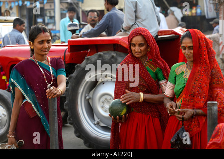 Donne tribali di Rabari con tatuaggi del collo che scelgono i prodotti di mercato, una, Gujarat, India Foto Stock